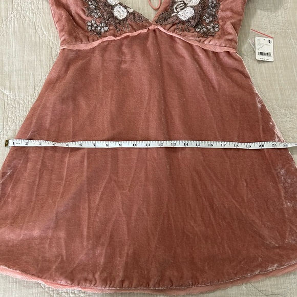 Elegant Floral Embroidered Velvet Dress - Picture 8 of 9